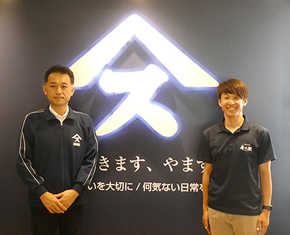 諏訪寿一代表取締役（左）とグループ会社やますの馬場先宏至総務部・人事部課長