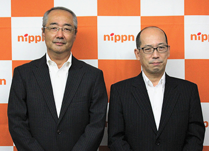 宮田精久上席執行役員冷凍食品事業本部長（左）と川崎裕章上席執行役員食品事業本部長