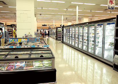 海外のスーパーマーケットのように広く、品揃えが豊富な冷凍食品コーナー