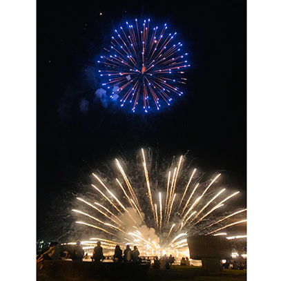 コロナ退散──信州の夏の風物詩、諏訪湖の「諏訪湖祭湖上花火大会」はコロナ禍で2年続けて中止に。代わりとして8月1～15日の毎日、10分間の分散打ち上げが行われた（8月5日）