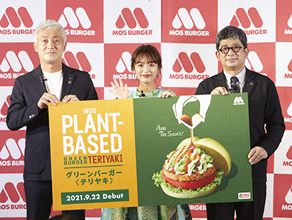 左から濱崎真一郎商品開発部長、CMに出演する近藤千尋、安藤芳徳上席執行役員