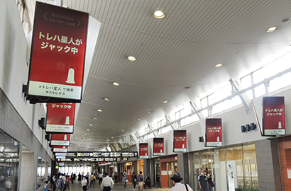 サイネージジャックされた岡山駅連絡通路