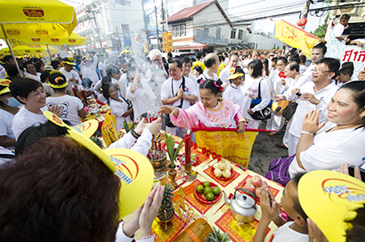 中華系タイ人にとってコロナ禍以前は旧正月と並ぶイベントだった「キンジェー」。写真は2015年＝タイ健康促進財団提供