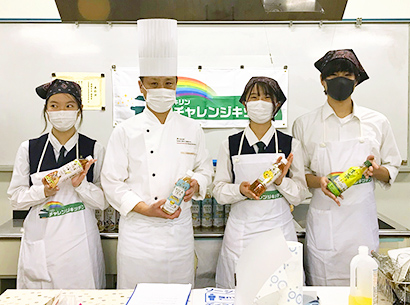 山本副総料理長（左から2人目）と帯広南商業高校生徒ら
