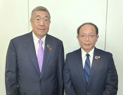 中井隆夫評議員会会長（左）と難波誠所長