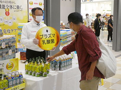 来店者と交流する堀口英樹社長(左)