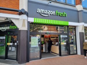 「Amazon Fresh」が英国で拡大中　レジなし店舗で不思議な買物体験