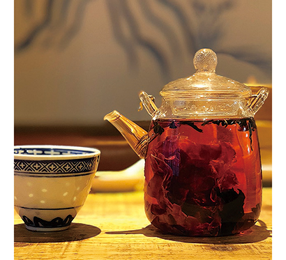 薔薇茶 495円(税込み)北京ダックと見た目にも華やかな花茶の組み合わせをおすすめ。美容効果、代謝効果があるといわれる薔薇茶のほか「金木犀の工芸茶」「ミックス花茶」(各495円)の計3種類の花茶がある