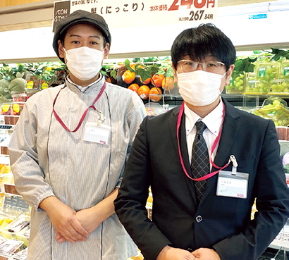 右が津留崎店長。左の仁平悠農産マネージャーは「一番のおすすめはオーガニック野菜です」と力強くPR