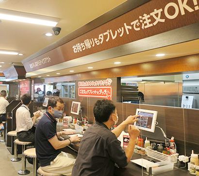 カウンターには個人客用に1台ずつタッチパネルを設置（やっぱりステーキ芝大門店）
