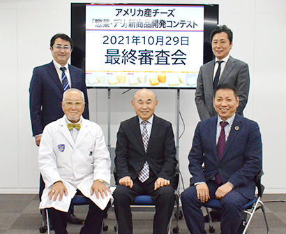 小平昭雄審査委員長（前列中央）ら5人の審査委員が厳正な審査を行った