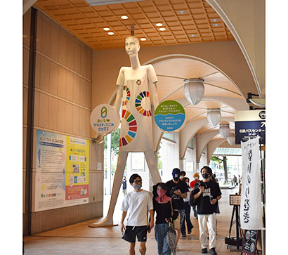 10月初旬、SDGsロゴが入ったワンピース姿の「ナナちゃん人形」がお目見え（名古屋駅前）