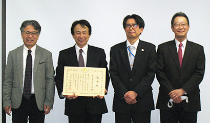 感謝状を持つ平松賢介会長（左から2人目）、小林勝利東海農政局長（同3人目）ら