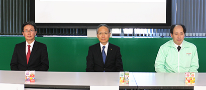 右から吉田智之工場長、山口聡社長、綿田圭一品質保証部環境システムグループ課長