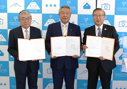 10月25日に、東川町・JAひがしかわとパートナーシップ協定を締結。写真右が岩塚製菓の槇春夫社長