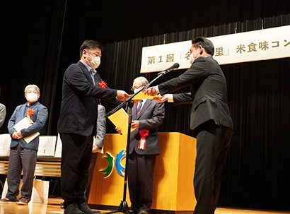 上村英司市長（右）から表彰状を授与されるグランプリの原圭吾氏