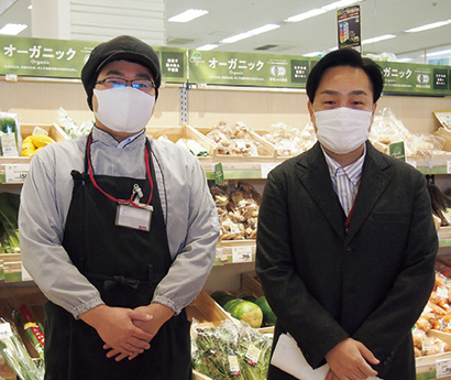 江畑店長（右）。鈴木孝太郎農産マネージャー（左）は「地元の野菜がとにかく新鮮でおいしい。ケール、葉つきの大根、長ねぎがおすすめです」