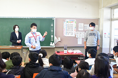 楽しい授業が進行。左から折原唯氏、上田考摂氏、担任教師