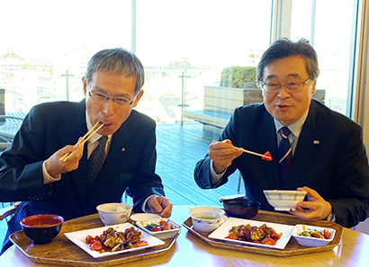 野菜たっぷりランチで笑顔になる川瀬貴晴タキイ種苗専務取締役（左）、宮地雅典カゴメ執行役員