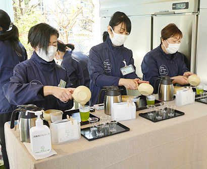 「プラチナ賞」受賞茶を淹れる日本茶インストラクター