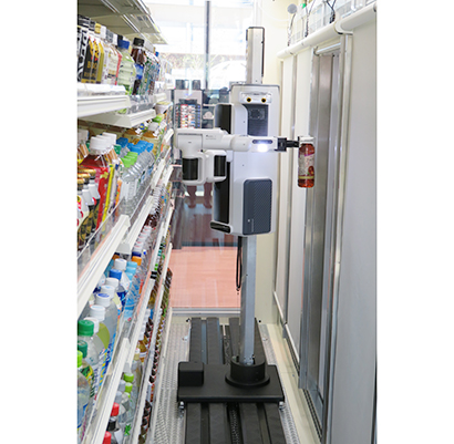 ファミリーマートの補充陳列ロボットはバックヤード内での飲料補充を24時間行うほか、店舗の販売実績データを学習して売れ筋に合わせて陳列する（ファミリーマートALFALINK相模原店）