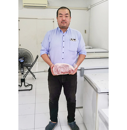 日本から輸入した和牛を手にする関森大貴さん＝タイ・バンコクで小堀晋一が11月27日写す