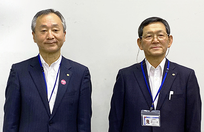 尾家啓二社長（右）と佐々木亮司取締役中日本西部統括