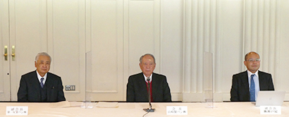 左から細貝理榮副会長、飯島延浩会長、桐山健一副会長