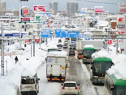 暴風雪に見舞われ、物流にも影響（1月12日、国道12号線札幌方面）