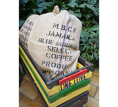 両国の絆を深める「ジャマイカ　ブルーマウンテンコーヒー」の麻袋