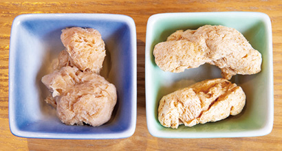 乾燥大豆ミート（右）をゆでて搾り、甘辛く味付けした片栗粉をまぶし、揚げた唐揚げ（左）を使用