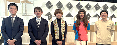 左からネスレ日本・吉永祐太氏、毎日新聞社デジタルメディア局・稲毛崇史プロデューサー、大月ヒロ子代表とアーティストの皆さん