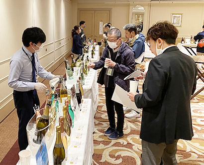 日本酒類販売、自社輸入ワイン試飲会開催　夏向け商材など多彩に