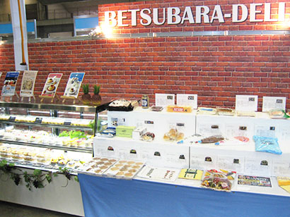 デザート・フルーツを取り入れた商品を揃えた「BETSUBARA-DELI」コーナー
