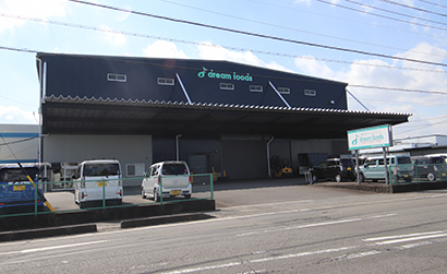 JR東海道本線・藤枝駅より車で約20分、港湾道路沿いに位置するドリーム・フーズ DREAM BASE工場