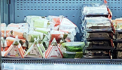スロバキアのスーパーの棚に並ぶ日本米のおにぎり