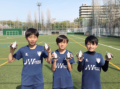 コメビジネス最前線特集：エスアールジャパン　サッカー少年に週3回おにぎり提供