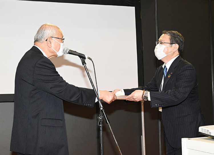 中田圭二日清食品会長（右）に表彰状を授与する今野正義日本食糧新聞社会長CEO