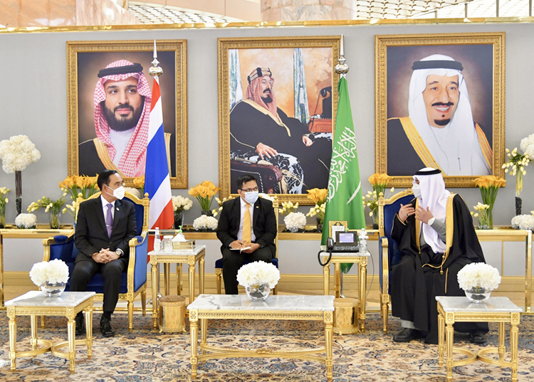 タイのプラユット首相（左）はサウジアラビアを訪問し、33年前の事件を陳謝した＝タイ首相府提供