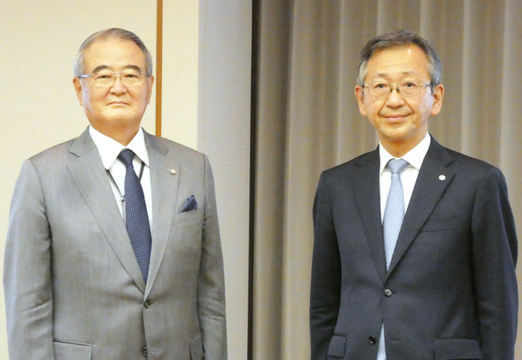 決算発表会に臨む堀切功章会長（左）と中野祥三郎社長