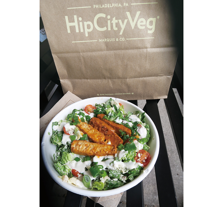 フィラデルフィア、首都ワシントンなどでオープンした「ヒップシティヴェグ」のクリスピーバッファローチキン・サラダ。11$95￠。植物ベースのバーガーやサンドイッチを提供している