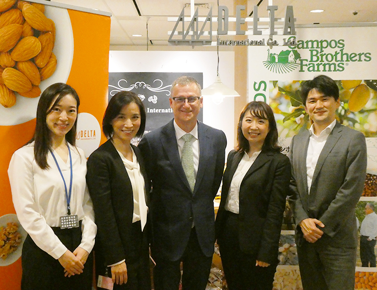 クレッグ・デュアー氏（中央）と日本総代理店としてキャンポス社をサポートするデルタインターナショナルのメンバー