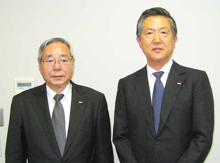 田代正美会長兼社長（左）と横山悟副社長