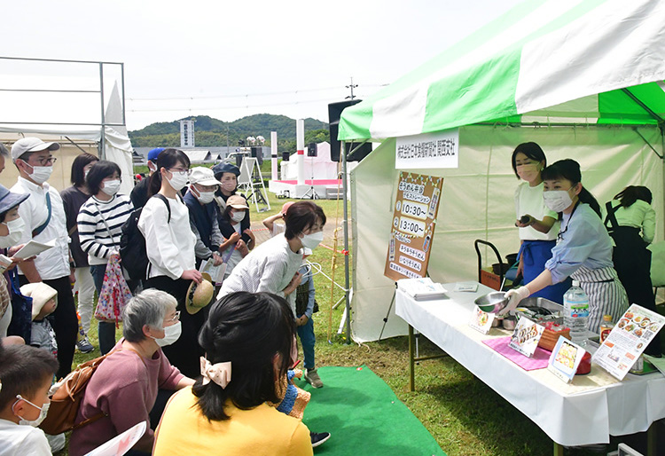 日本食糧新聞社関西支社協力による料理デモと試食は大盛況となった