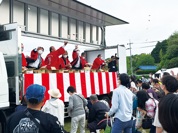 揖保乃糸 資料館「そうめんの里」25周年を記念して祝い餅まきが行われた