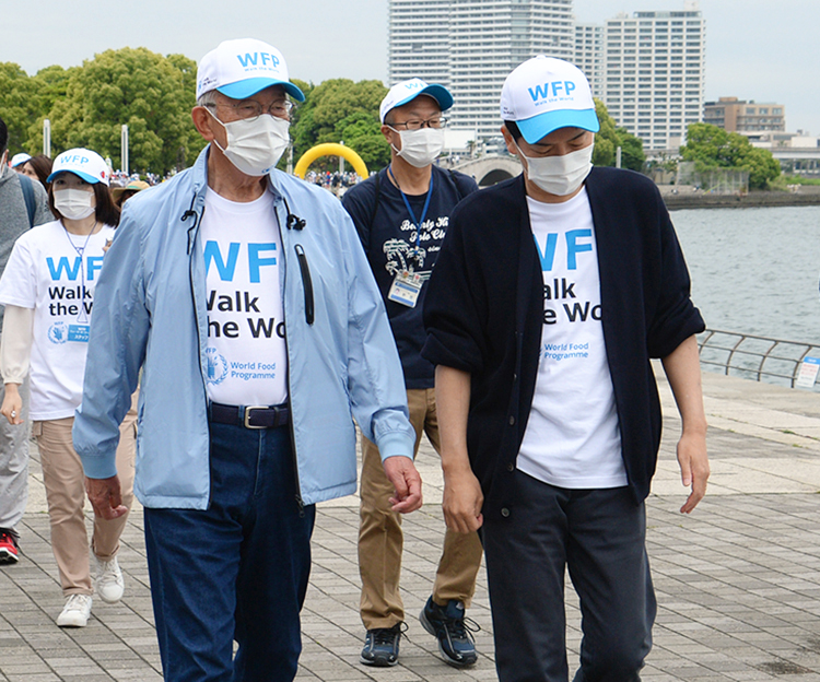 安藤宏基会長（左）と山中竹春横浜市長もウオーキングを楽しんだ