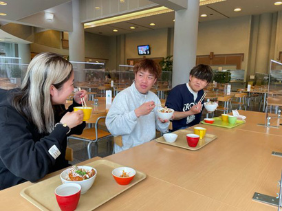 100円朝食を利用する学生