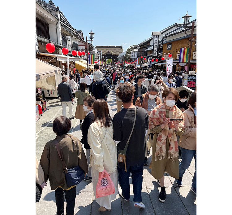 にぎわいが戻った善光寺仲見世通りでは食べ歩きを楽しむ姿も