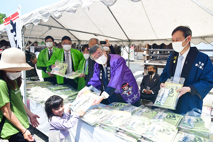 松井正剛桜井市市長（右から2人目）らが3麺のサンプリングを行った