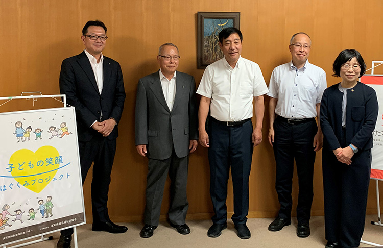 左から藤野貴之フジノ食品社長、藤野潔会長と滋賀県社協会長ら